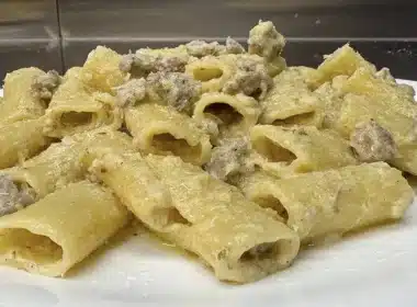 pasta con vellutata di funghi e salsiccia