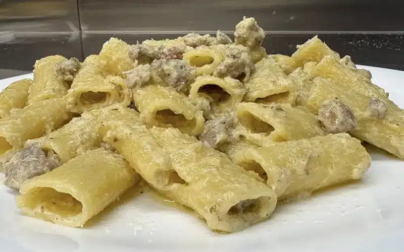 pasta con vellutata di funghi e salsiccia