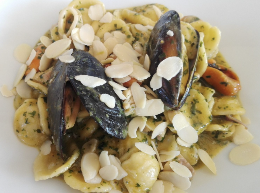 Orecchiette cozze e mandorle