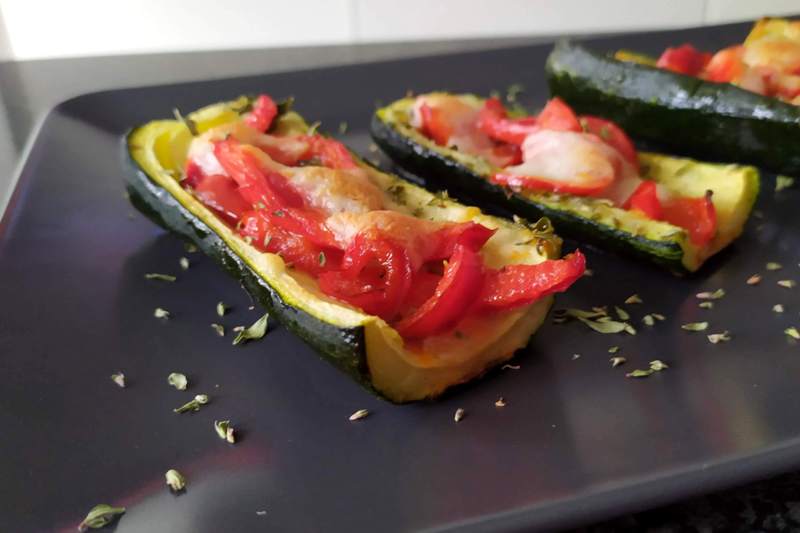 Zucchine con peperoni e mozzarella
