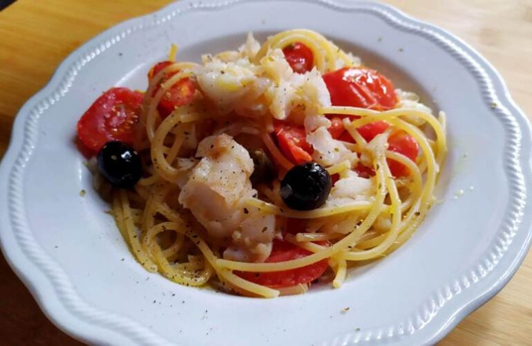 Spaghettoni con Merluzzo e Pomodorini