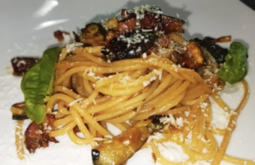 Spaghetti con zucchine e pancetta croccante