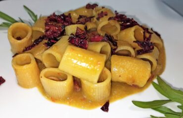 Mezzemaniche con pesto di rucola, calamari e peperone crusco.