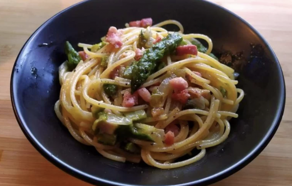 Carbonara di asparagi e pancetta una variante gustosa e delicata, da