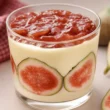 Tiramisù di fichi in bicchiere con crema al mascarpone e fettine di fichi freschi