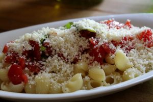 Pipe rigate aglio olio e pomodori