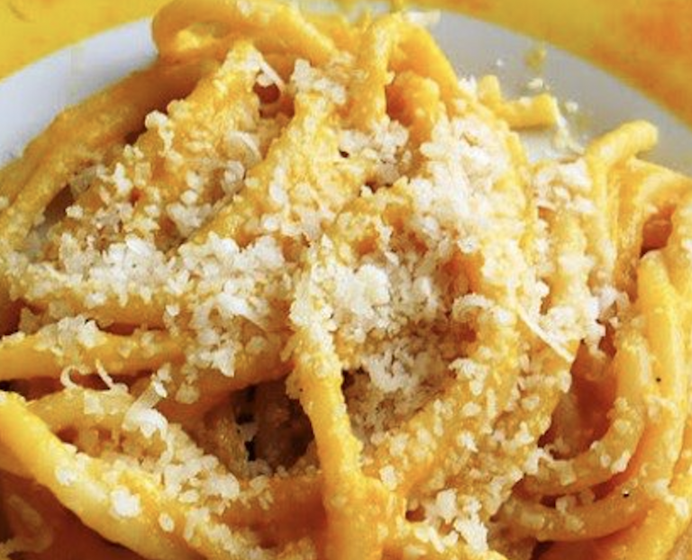 Gli spaghetti con i peperoni al forno, la ricetta di Eduardo De Filippo l'idea per il pranzo di