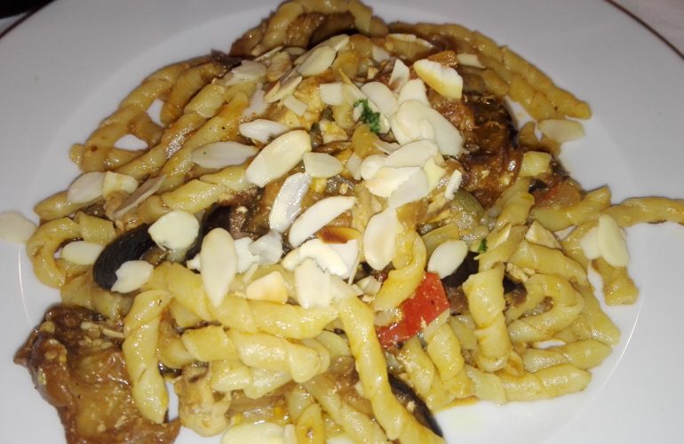Busiate con melanzane e lamelle di mandorle