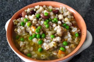 Zuppa di legumi e cereali con verdure
