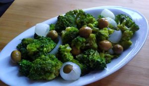 Broccoli in padella con cipolla e olive