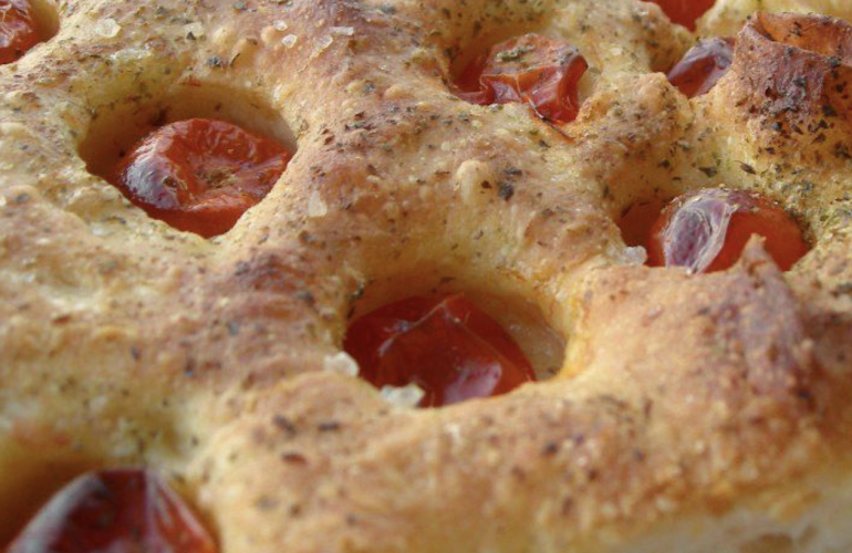 Focaccia Pugliese di Bonci, a bassa lievitazione. Svelato il trucco per  farla venire morbida con il forno di casa - Più Ricette