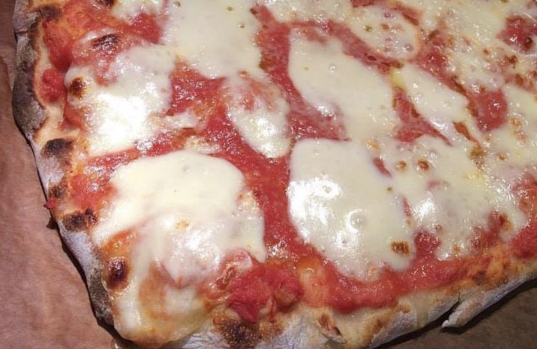La Pizza Napoletana, la ricetta vera spiegata da Sorbillo: ecco il trucco  per soffice e alta con il forno di casa - Più Ricette