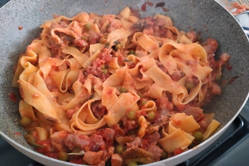 Pappardelle con sugo alla boscaiola