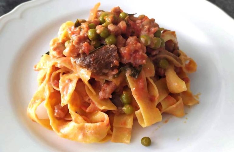 Pappardelle con sugo alla boscaiola