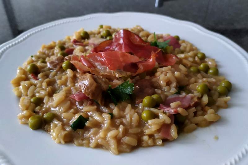 Risotto con funghi piselli e speck