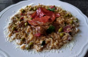 Risotto con funghi piselli e speck