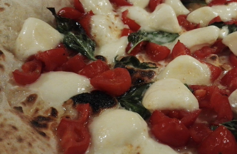 La Pizza del sabato sera di Locatelli: semplice e morbida. Ecco come  cuocerla usando il forno di casa - Più Ricette