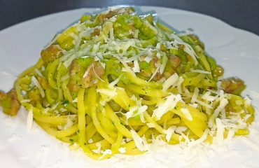 Linguine con salsiccia e crema di fave