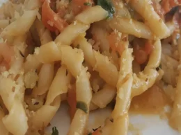 Busiate al pesto siciliano pomodorini e pan grattato