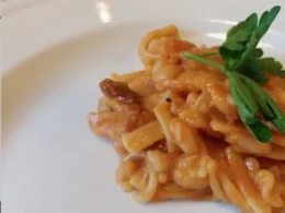 Pasta e fagioli fatta in casa secondo la ricetta di Bruno Barbieri, con crostini e prezzemolo fresco