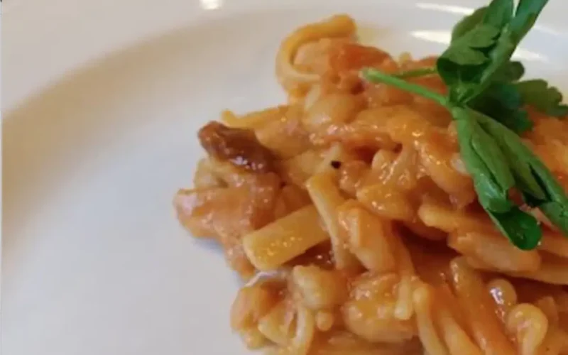 Pasta e fagioli fatta in casa secondo la ricetta di Bruno Barbieri, con crostini e prezzemolo fresco