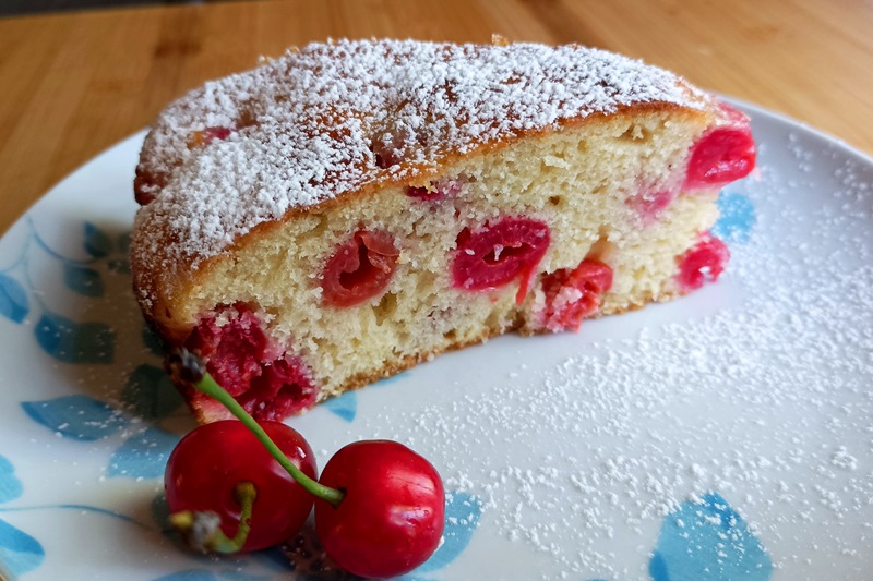 Torta di amarene fresche