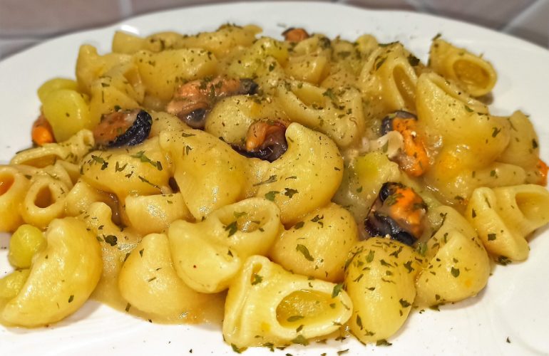 Pasta patate e cozze, più buone dei fagioli. La ricetta tradizionale