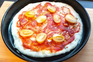 Pizza gourmet con pomodori secchi