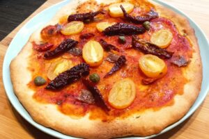 Pizza gourmet con pomodori secchi