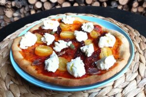 Pizza gourmet con pomodori secchi
