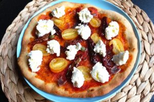 Pizza gourmet con pomodori secchi