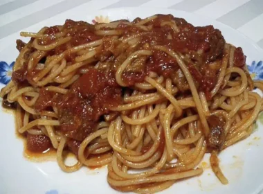 pasta pomodori funghi olive e capperi