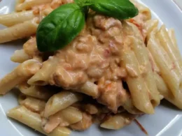 Penne alla garibaldina fatte in casa con sugo cremoso ai gamberetti e basilico fresco