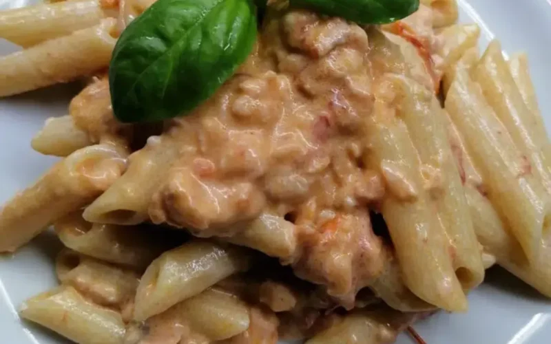 Penne alla garibaldina fatte in casa con sugo cremoso ai gamberetti e basilico fresco