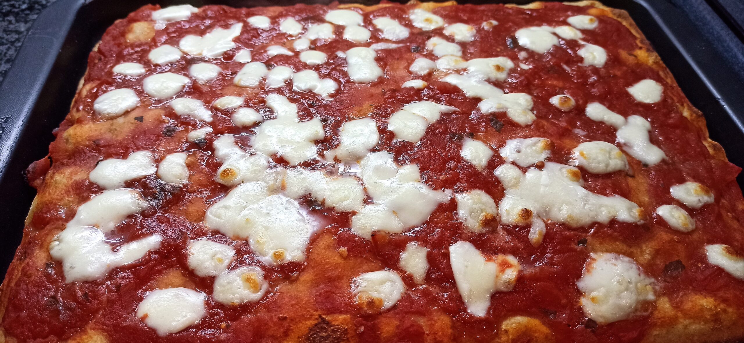 Pizza napoletana in teglia fatta in casa, il segreto per farla