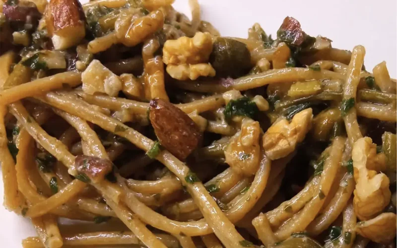 spaghetti alici uvetta e noci