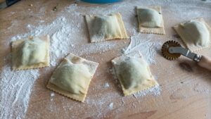 Ravioloni di ricotta e bietole con salsiccia