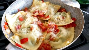 Ravioloni di ricotta e bietole con salsiccia