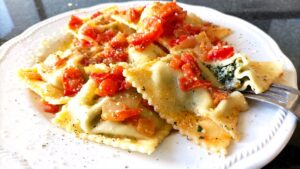 Ravioloni di ricotta e bietole con salsiccia
