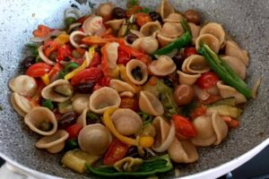 Orecchiette integrali con verdure e pomodorini