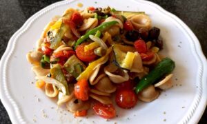 Orecchiette integrali con verdure e pomodorini