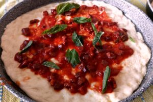 Pizza sfiziosa al sugo di prosciutto