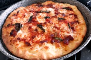 Pizza sfiziosa al sugo di prosciutto