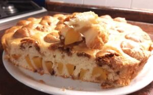 Torta soffice alle pesche e amaretti