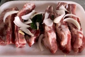 Costine di maiale nella friggitrice ad aria
