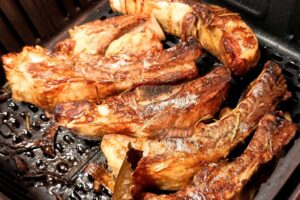 Costine di maiale nella friggitrice ad aria