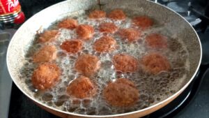 Spaghetti al sugo con polpette fritte croccanti