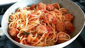 Spaghetti al sugo con polpette fritte croccanti