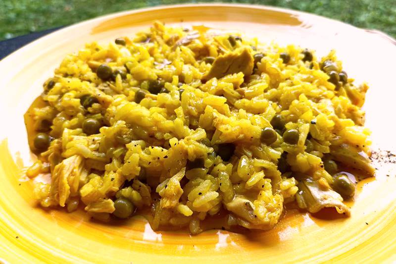 Riso al curry con pollo e piselli