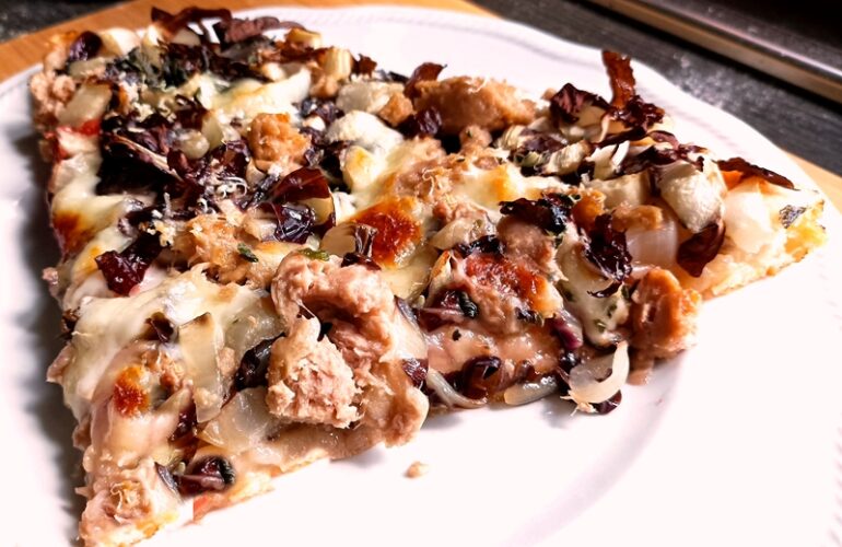 Pizza radicchio rosso e tonno
